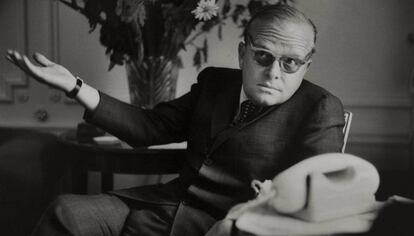 Capote en una habitación del hotel Ritz de París en 1966.