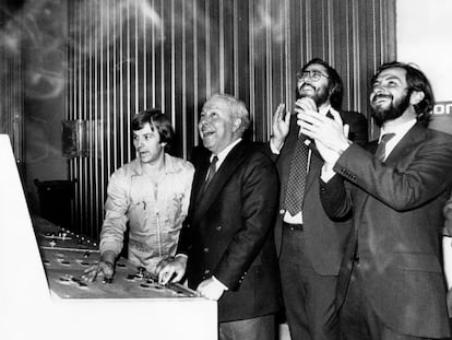 Inauguración de la edición catalana de EL PAÍS en el polígono de la Zona Franca de Barcelona. De derecha a izquierda, Juan Luis Cebrián, Antonio Franco y Jesús de Polanco.