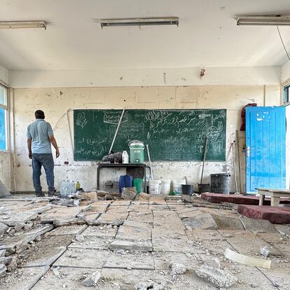NUSEIRAT, 06/06/2024.- Al menos 40 gazatíes murieron en ataques israelíes sobre el campamento de refugiados de Nuseirat, en el centro de la Franja de Gaza, la mayoría de ellos en una escuela de la Agencia de la ONU para los Refugiados Palestinos (UNRWA) que albergaba decenas de desplazados. El Ejército israelí confirmó el ataque e indicó que la escuela tenía integrado un complejo del grupo islamista y que en ella se escondían "terroristas que participaron en el ataque asesino contra comunidades del sur de Israel el 7 de octubre, que fueron eliminados". EFE/ Str