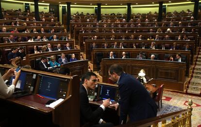 Pedro Sánchez (i) charla con César Luena en la sesión de apertura, primer pleno de la XI Legislatura del Congreso de los Diputados, el 13 de enero de 2016.