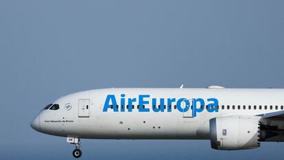 Un avión de Air Europa acercándose al aeropuerto de Gran Canaria.