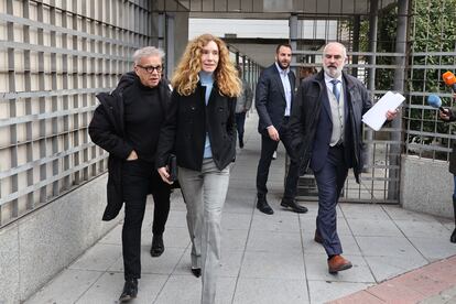Borja Thyssen y Blanca Cuesta salen este martes del Juzgado de lo Penal Número 15 de Madrid.