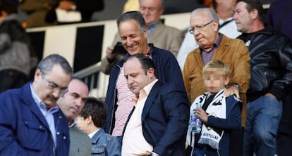 Jos&eacute; Laparra, en el centro con camisa clara, en un partido de f&uacute;tbol entre el Castell&oacute;n y el Benidorm en 2010.