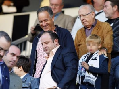 Jos&eacute; Laparra, en el centro con camisa clara, en un partido de f&uacute;tbol entre el Castell&oacute;n y el Benidorm en 2010.