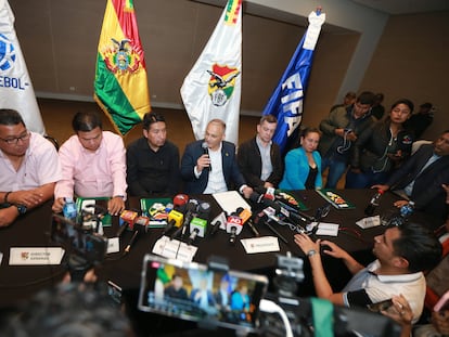 Fernando Costa, en el centro, habla durante una rueda de prensa en Santa Cruz (Bolivia), este miércoles.