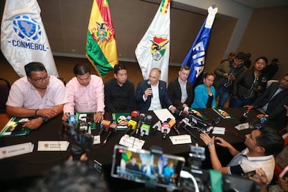 Fernando Costa, en el centro, habla durante una rueda de prensa en Santa Cruz (Bolivia), este miércoles.