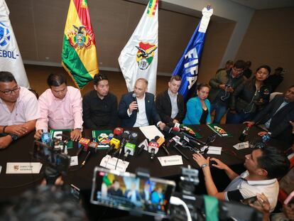 Fernando Costa, en el centro, habla durante una rueda de prensa en Santa Cruz (Bolivia), este miércoles.