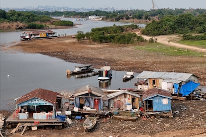 Casas flotantes y barcos varados debido a la sequía que afecta al Río Negro, en el distrito de Cacau Pirera en el Estado de Amazonas.