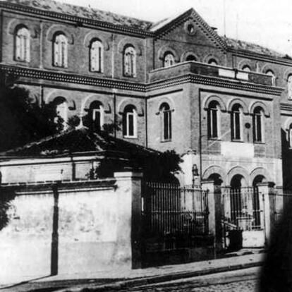 Arriba, exterior del antiguo hospital de la Princesa.