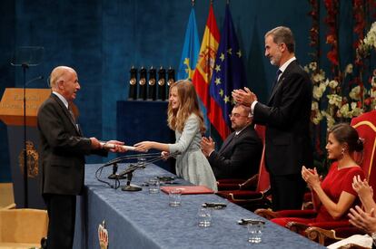 La princesa Leonor entrega el Premio Princesa de Asturias de Ciencias Sociales 2019 al sociólogo y demógrafo estadounidense de origen cubano Alejandro Portes, ante los reyes Felipe y Letizia.