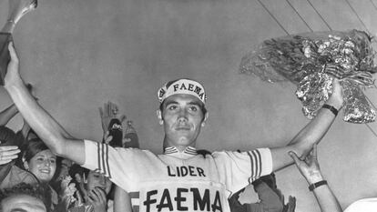 Eddy Merckx, como líder de la Volta tras la etapa de 1968 en Rosas (Girona). EFE