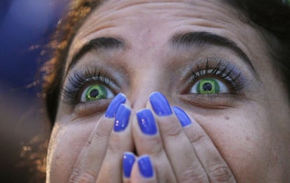 Una seguidora de la selección brasileña durante la retransmisión de la semifinal de fútbol en la que Brasil perdió contra Alemania en el Mundial. 8 de julio de 2014.