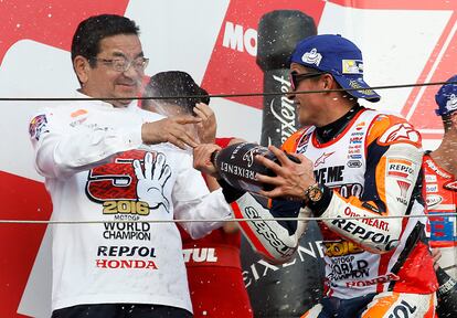 Takahiro Hachigo, director general de Honda, celebra la victoria junto a Marc Márquez.