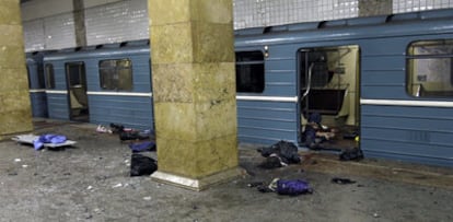 Varios cuerpos yacen en la estación de metro de Park Kultury, tras el segundo de los atentados que ayer causaron 38 muertos en Moscú.