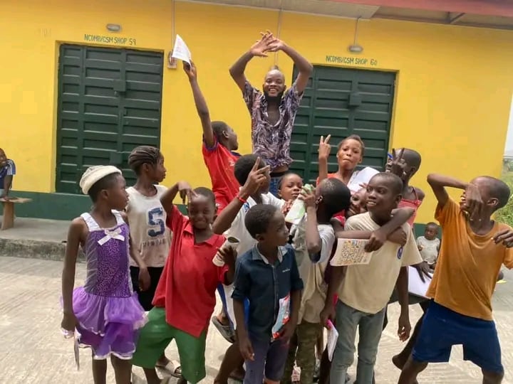 La “biblioteca de la casa amarilla”, un proyecto local para que los niños de una ciudad del sur de Nigeria vuelvan a la escuela 