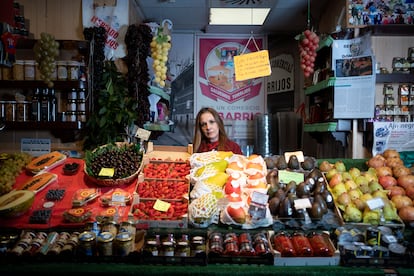 Estrella Gordo, en su frutería. 
