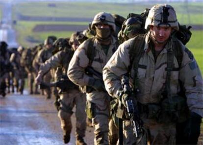 Militares estadounidenses patrullan cerca de la base aérea de Harir en el Kurdistán.