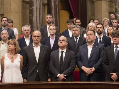 Puigdemont, Junqueras, Jordi Turull y otros miembros del Gobierno catal&aacute;n el 25 de agosto en el Parlament.