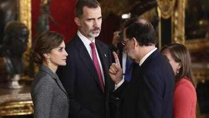 Los Reyes conversan con Mariano Rajoy a su llegada a la recepci&oacute;n de este jueves en el Palacio Real de Madrid.