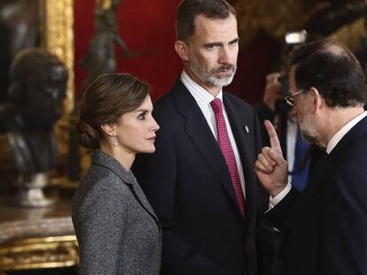 Los Reyes conversan con Mariano Rajoy a su llegada a la recepci&oacute;n de este jueves en el Palacio Real de Madrid.