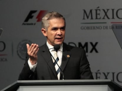 El jefe de Gobierno de DF, en la presentaci&oacute;n de la carrera.