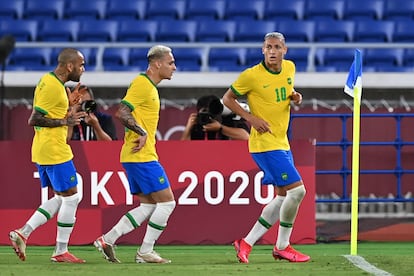 Richarlison celebra com Antony e Daniel Alves o gol do Brasil.