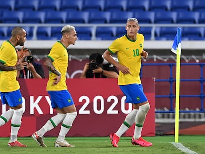 Richarlison celebra com Antony e Daniel Alves o gol do Brasil.