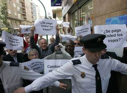 Protesta en Elche mientras Ricardo Costa <i>(número dos </i>de Camps en el PP) daba una rueda de prensa.