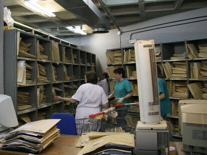 Un archivo de historias clínicas en el hospital público Gregorio Marañón de Madrid.