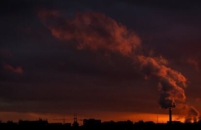 Vista de la ciudad de Vilna (Lituania) al ponerse el sol.