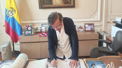Gustavo Petro firma el decreto que convoca a la consulta popular, en la tarde del miércoles 11 de junio.