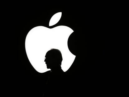 Um homem passa à frente do logotipo da Apple durante uma apresentação da Apple TV em setembro passado.