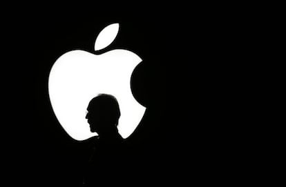 Un hombre pasea delante del logotipo de Apple durante la presentaci&oacute;n de Apple TV el pasado mes de septiembre. 