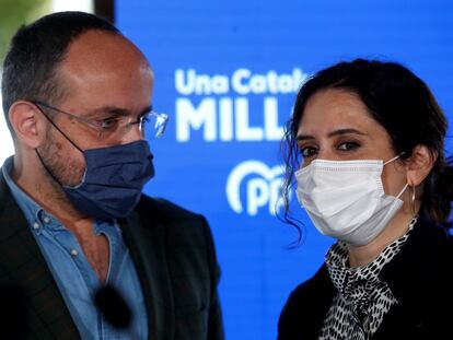 La presidenta de la Comunidad de Madrid, Isabel Díaz Ayuso, y el candidato del PP al 14-F, Alejandro Fernández, en un acto en Barcelona.