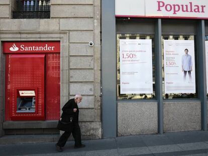 Dos sucursales del Banco Santander y del Banco Popular en Madrid.