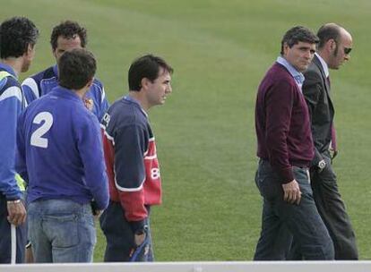 Juande Ramos, junto a Monchi, director deportivo del Sevilla, en el entrenamiento de ayer.