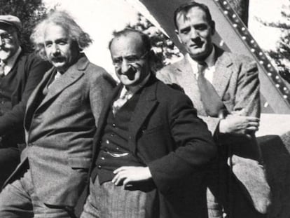 Ferdinand Ellerman, Albert Einstein, Walther Mayer e Edwin Hubble em observatório astronômico