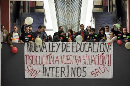 Delegados del Sindicato Andaluz de Docentes Interinos (SADI), ayer durante su encierro en Sevilla, en la Consejería de Educación.