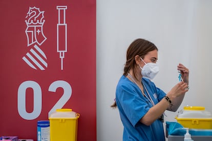 Una enfermera prepara una dosis de la vacuna en Valencia en marzo.