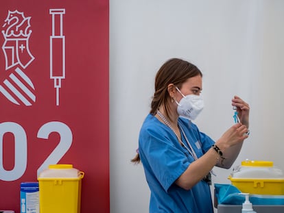 Una enfermera prepara una dosis de la vacuna en Valencia en marzo.