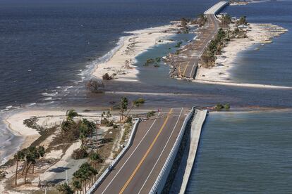 Vista aérea de la calzada elevada Sanibel, colapsada por el paso del huracán. Florida había evacuado a unos 2,5 millones de habitantes de su costa occidental tras los dos muertos y el apagón total que dejó tras su paso por Cuba. 