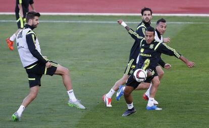 Thiago controla el balón en un entrenamiento de España.