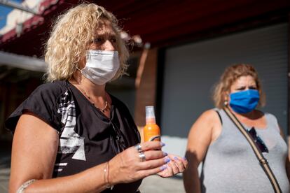 Dos mujeres de Coria del Río con un bote de repelente de mosquitos.