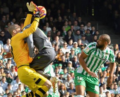 Pau se hace con el balón ante Héctor Moreno.