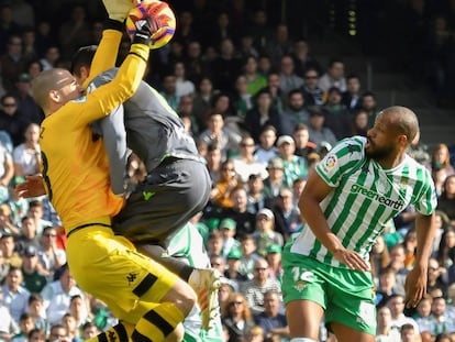 Pau se hace con el balón ante Héctor Moreno.