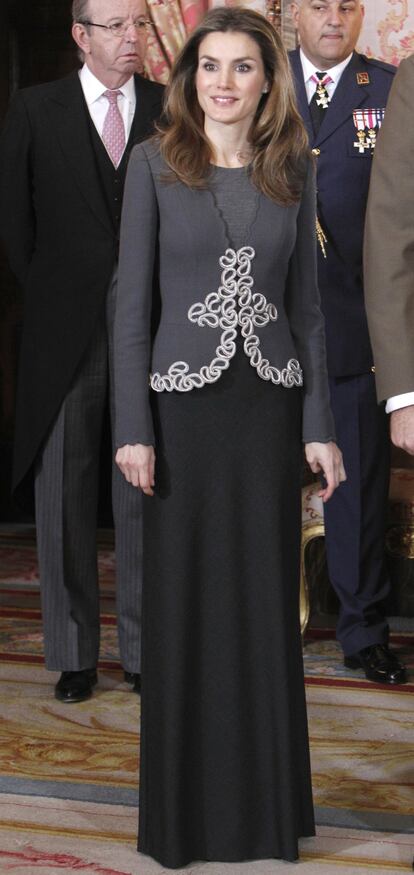 El gris fue el gran protagonista en su estilismo de 2013, jugando con diferentes tonos de este color. La parte superior tenía un llamativo bordado que destacaba sobre la falda, mucho más oscura. Ese año también se puso los pendientes con forma de estrella de Chanel.