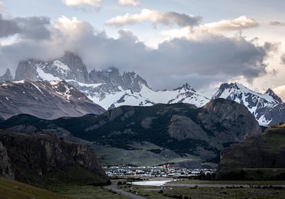 El pueblo de El Chaltén, visto desde el mirador de la ruta que ingresa a la localidad.  En 1985, el Gobierno de la provincia de Santa Cruz decreta la fundación del pueblo y con el tiempo surgió el fenómeno esperado: El Chaltén y el parque se convirtieron en centro de escalada mundial y capital argentina de senderismo. Y el fenómeno inesperado: el pueblo creció tanto que los terrenos se agotaron y gran parte de sus habitantes hoy viven en situación precaria y condiciones de hacinamiento.  