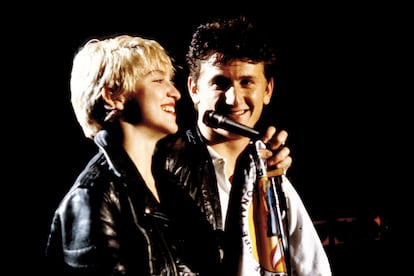 True Blue, el influyente hijo creativo de Madonna y Penn - El legado más fructífero salido de la controvertida pareja formada por Madonna y Sean Penn, juntos desde 1985 a 1989, fue sin duda True Blue. El tercer álbum de estudio de Madonna y que con clásicos como Open Your Heart, La Isla Bonita o Papa Don’t Preach terminó por cimentar el estatus de reina del pop de la cantante. Un disco de cuyo lanzamiento se cumplen ahora 35 años y que fue dedicado al “chico más guay del universo”, aka, Sean Penn. De hecho, su título procede de una de las expresiones más utilizadas por el dos veces ganador del Oscar, que suele describir así a las personas que son extremadamente leales. A tenor de un divorcio oficializado solo 27 meses después de darse el ‘Sí, quiero’, parece que sus protagonistas no fueron tan true blue como presumían. “Hubo muchos momentos en su matrimonio en los que fue inestable y Madonna se vio obligada finalmente a enfrentar la realidad de la situación: no eran felices juntos”; declaró la portavoz de la cantante, Liz Rosenberg. A continuación recopilamos algunos de esos momentos.