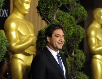Javier Bardem posa a su llegada a la tradicional comida ofrecida por la Academia de Hollywood a los candidatos a los Oscar