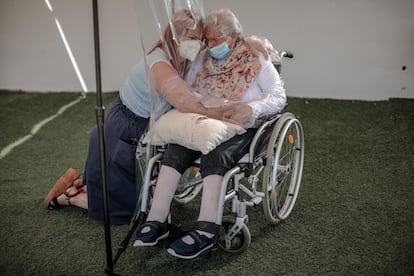 Una mujer abraza a su madre a través de un plástico este miércoles en una residencia de mayores en Valencia.